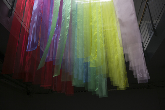 Monika Falke, Textil-Installation, Farbraum gelb, 220 x 340 x 405 cm, Frauenmuseum Bonn 2010